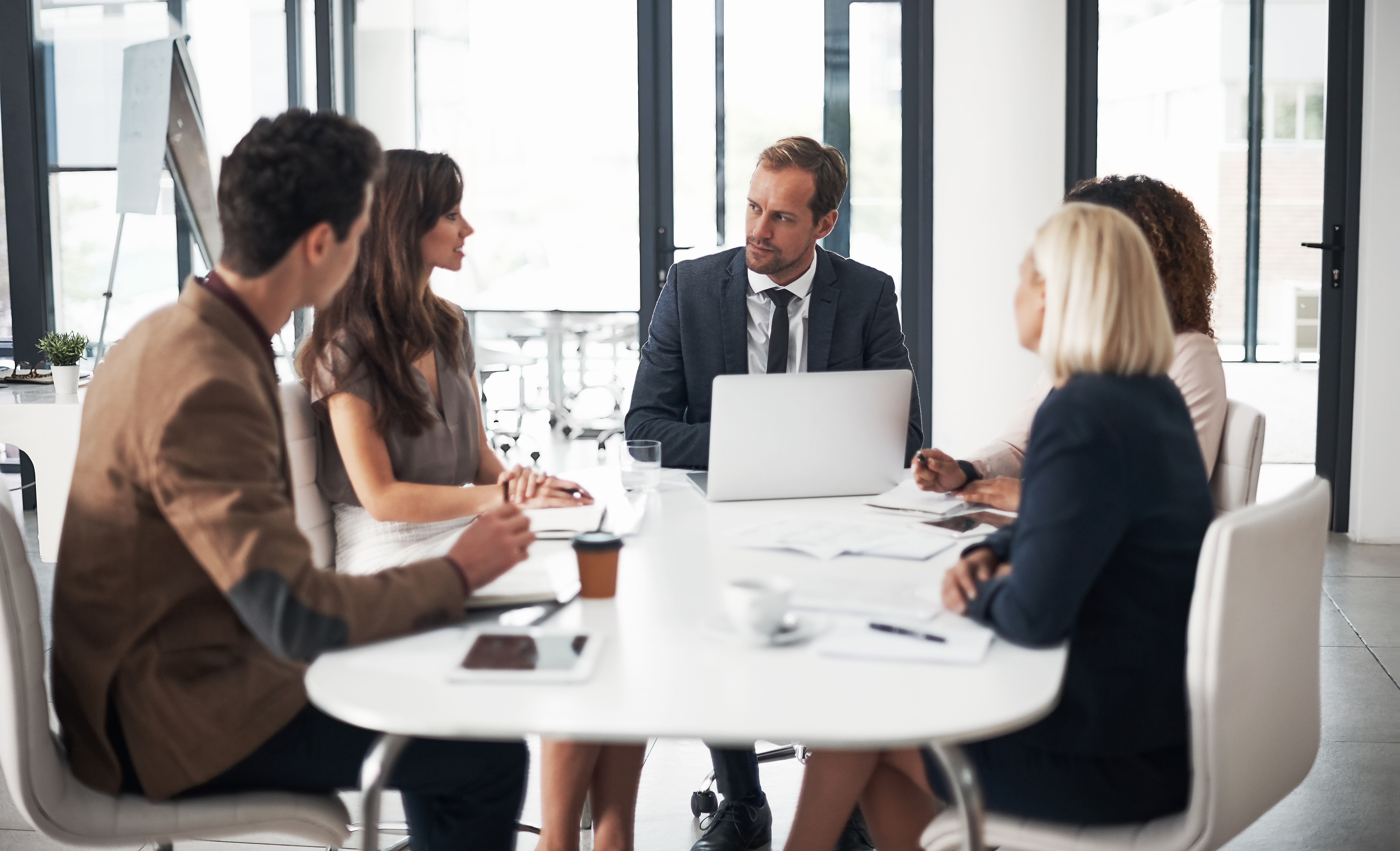 Consultants réunis autour d’une table de travail